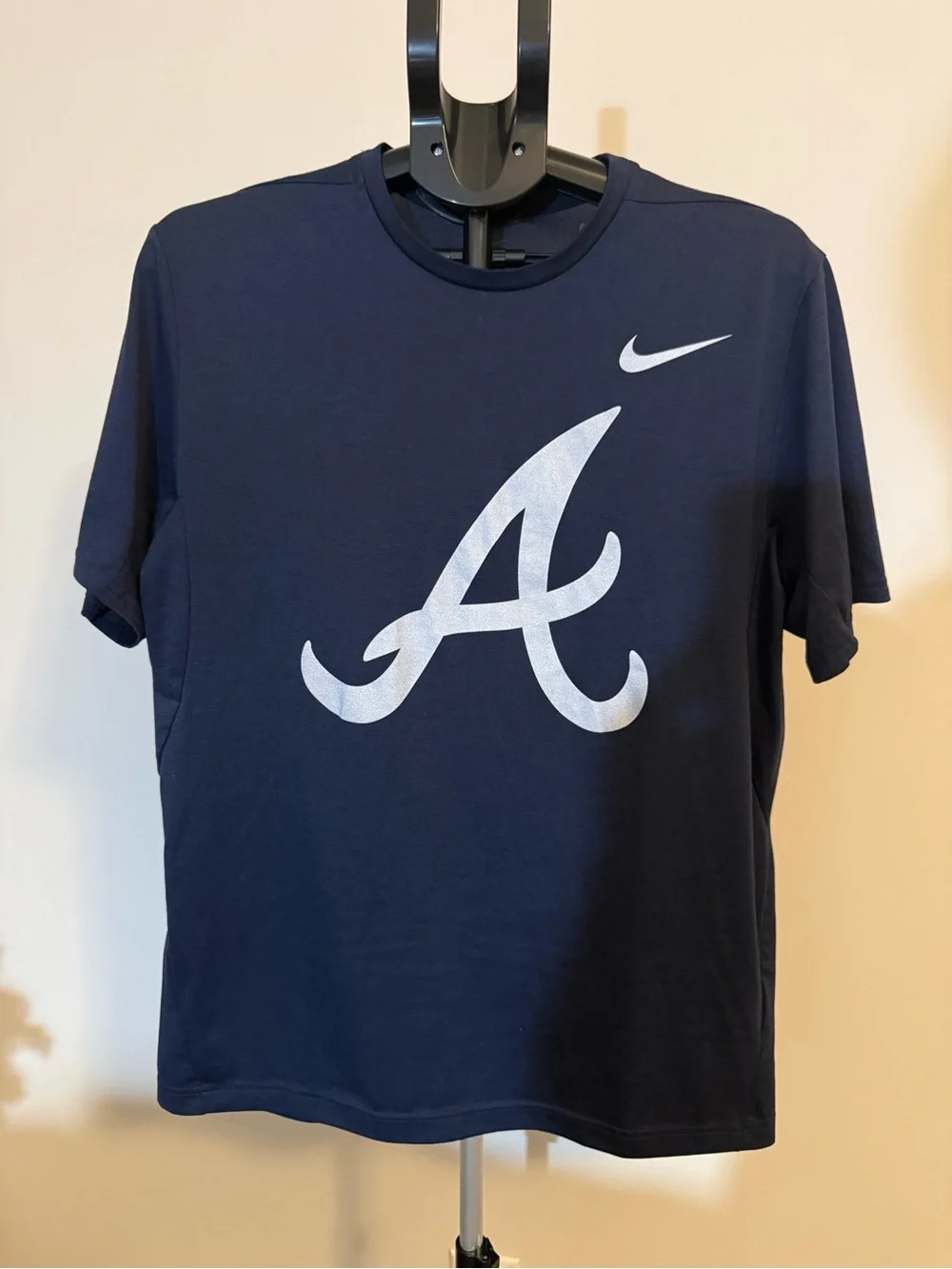 Nike Men’s Navy Atlanta Braves Logo Short-Sleeve Tee